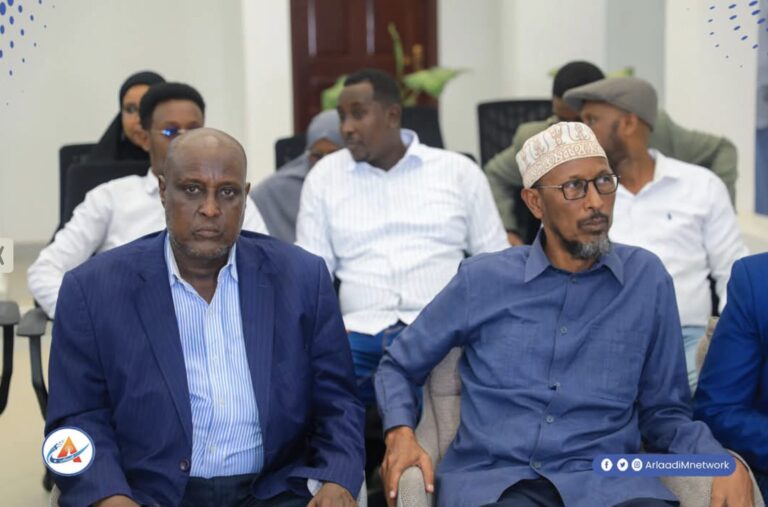 Xaflad si heer sare ah loo soo agaasimay laguna taageerayay Urur Siyaasadeedka Xal-Qaran oo kulmisay Mudanka iyo Muxtaramka Bulshada